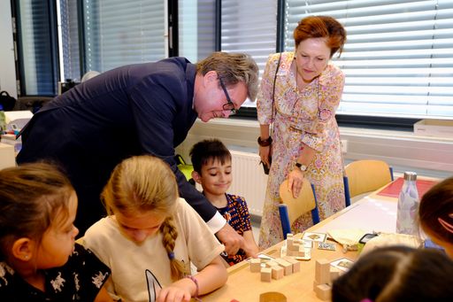 BM Martin Polschek und Rektorin Barbara
Herzog-Punzenberger überreichen den digi.case an der
Praxisvolksschule der Pädagogischen Hochschule Wien