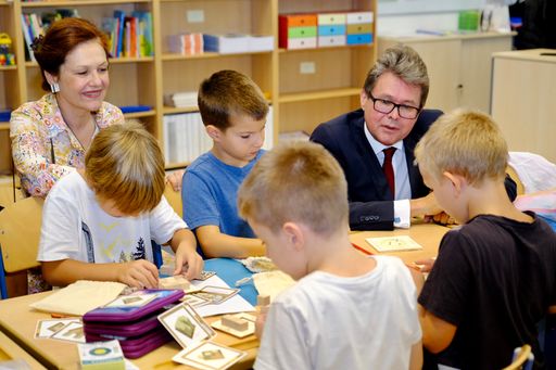 Vorschau Bild von Der digi.case ist ein Medienkoffer, der
Volksschulkindern den Einstieg in informatisches Denken erleichtert.