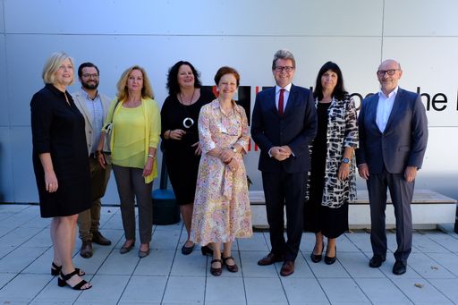 Vorschau Bild von Der digi.case wurde zum Schulanfang an der
Praxisvolksschule der PH Wien überreicht.