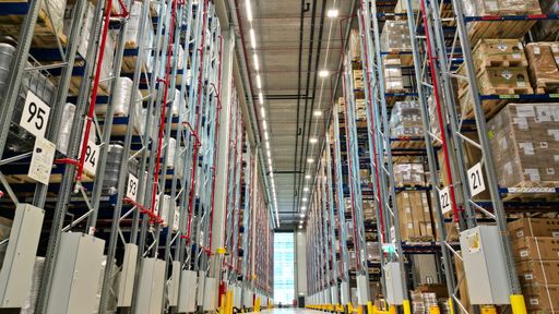 Vorschau Bild von Einblicke in die Pharmahalle (südlicher Bereich der Halle mit
großem Pharmalager).