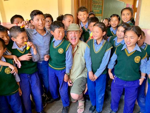 Vorschau Bild von Günter Hager und die tibetischen Flüchtlingskinder
seines Waisenhauses in Dharamsala.