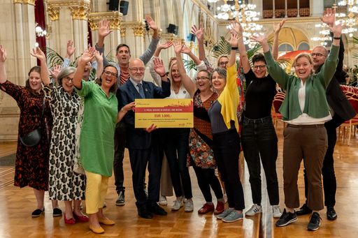  Vertreter*innen der Vinzenz Gruppe Wien und von
neunerhaus freuen sich über die Verleihung des Gesundheitspreises
für das Projekt dock. Die Verleihung fand im Wiener Rathaus statt.