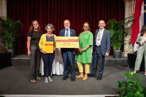 Vorschau Bild von Gesundheitspreis: Dritter Platz für Vinzenz Gruppe
Wien und neunerhaus. Bei der Verleihung waren mit dabei (vlnr.):
LAbg. und GRin Andrea Mautz-Leopold, Sandra Stuiber-Poirson (Leitung
dock bei neunerhaus), Dr. Karl Rigal (ehrenamtlicher Augenarzt bei
dock), Mag.a Katrin Gebhart (Projektleiterin von dock in der Vinzenz
Gruppe Wien), WiG-Geschäftsführer Dennis Beck