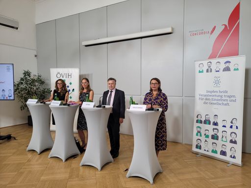 v.l.n.r.: Mag.a Renee Gallo-Daniel Präsidentin des
Österreichischen Verbandes der Impfstoffhersteller (ÖVIH); Dr.
Otfried Kistner Internationaler Impfexperte; Priv.-Doz.in Mag.a
Dr.in Maria Paulke-Korinek, PhD, DTM, Abteilung für Impfwesen,
Bundesministerium für Soziales, Gesundheit, Pflege und
Konsumentenschutz; Dr.in Naghme Kamaleyan-Schmied, Vorstandsmitglied
der Wiener Ärztekammer