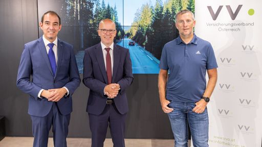 https://www.apa-fotoservice.at/galerie/34138 Im Bild v.l.n.r.:
Mag. Christian Schimanofsky, KFV-Direktor; Mag. Christian Eltner,
Generalsekretär des VVO; FH-Prof. Dr. Andreas Stöckl, Research
Center Hagenberg der FH OÖ