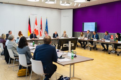 Vorschau Bild von Finanzminister Brunner trifft die
Zollgeneraldirektorinnen sowie Vertreterinnen und Vertreter der
DE-AT-CH Zollgeneraldirektionen