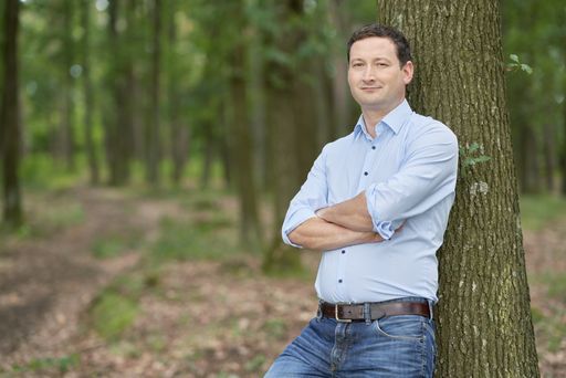  NÖ Bauernbunddirektor Paul Nemecek zeigt die
Bedeutung des heimischen Waldes als Energiequelle auf.