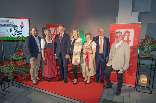  https://www.apa-fotoservice.at/galerie/33857 Im Bild v.l.n.r.
Albert Maringer (ÖGK), Monika Aichberger, Landeshauptmann Thomas
Stelzer, Landeshauptmann-Stv. Christine Haberlander, Angelika
Widhalm (Selbsthilfe Österreich), Thomas Veitschegger, Johann
Kammermeier (Bayerischer Apothekerverband)