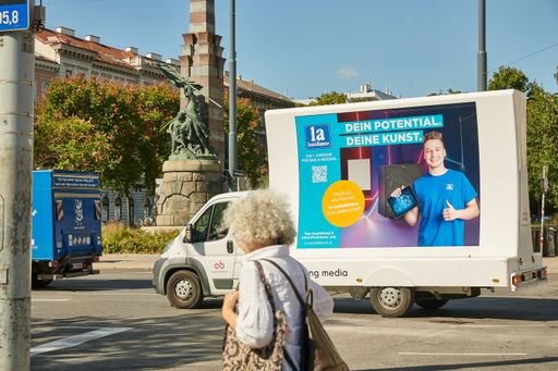Mobile Plakatflächen werben österreichweit in
Ballungszentren und vor Schulen.