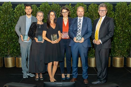  v.l.n.r.: Dipl.-Ing. Tobias Hell, BSc PhD; Ass.-Prof.in Dr.in
Sarah Chaker; Silvia Lipp, BSc MSc; Univ.-Prof.in Dipl.-Ing.in Dr.in
Michaela Szölgyenyi; FH-Prof. Dipl.-Ing. Heimo Hirner