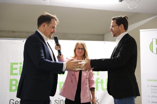 Übergabe Gleichengeld Kult23, Bauherr Value One
vertreten durch Walter Hammertinger übergibt an die Baufirma das
traditionelle Gleichengeld an Oliver Schwarz Vertreter des
Generalunternehmers Gebrüder Haider & Co.