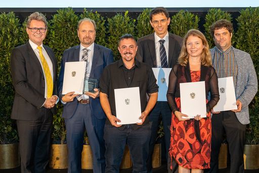  Das Computer Science-Team der FH Campus Wien
(v.l.n.r.): Heimo Hirner, Leon Freudenthaler, Igor Miladinovic,
Sigrid Schefer-Wenzl und Bernhard Taufner mit Herrn Bundesminister
Martin Polaschek.