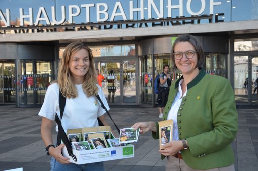  BIO AUSTRIA verteilt am EU-Bio-Tag Bio-Snacks am
Hauptbahnhof in Wien