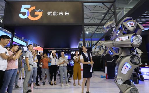 Besucher interagieren mit Robotern auf World Manufacturing
Convention / Die Verwendung dieses Bildes für redaktionelle Zwecke
ist unter Beachtung aller mitgeteilten Nutzungsbedingungen zulässig
und dann auch honorarfrei. Veröffentlichung ausschließlich mit
Bildrechte-Hinweis.