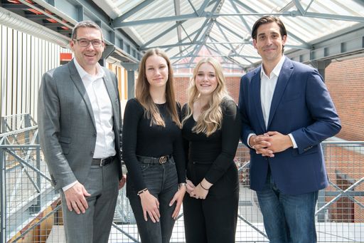Bürgermeister Markus Vogl, Veranstalter Sebastian
Bohrn Mena und Schülerinnen der HLW Steyr, die bei der Organisation
der Konsumdialoge mithelfen
