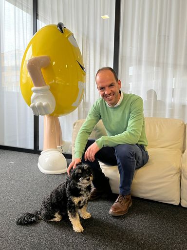 Vorschau Bild von Kim Smet, Geschäftsführer Mars Austria, mit Hund