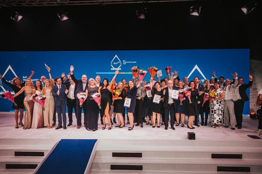  GewinnerInnen, Nominierte, LaudatorInnen,
Moderatorin Silvia Schneider und Gastgeber Jochen Hiller,
Geschäftsführer BAT Austria