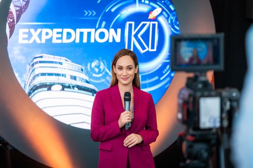 Wie schon 2022 wird auch in diesem Jahr die
Moderatorin Sasa Schwarzjirg durch das umfangreiche Programm der
Expedition KI 2.0 führen.