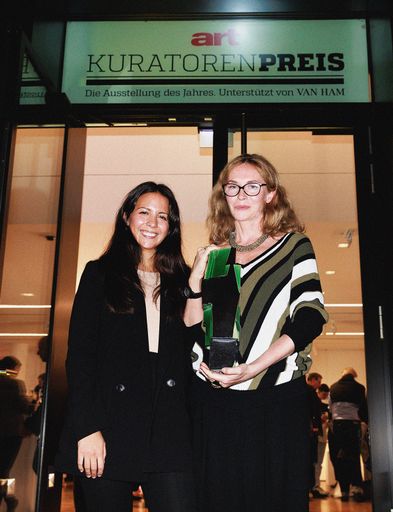 Franziska Nori (rechts), Direktorin des Frankfurter Kunstvereins,
mit Sieger-Skulptur und Mitarbeiterin Anita Lavorano / Die
Verwendung dieses Bildes für redaktionelle Zwecke ist unter
Beachtung aller mitgeteilten Nutzungsbedingungen zulässig und dann
auch honorarfrei. Veröffentlichung ausschließlich mit
Bildrechte-Hinweis.