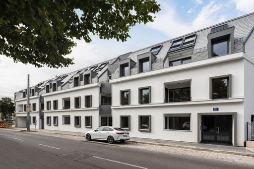 Strassenansicht Zwei beim Kirschbaum