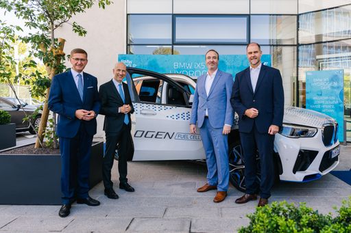 Von links nach rechts: Wirtschafts- und Forschungs-Landesrat
Markus Achleitner; Bundesminister Martin Kocher; Christian Morawa,
CEO BMW Austria GmbH; Klaus von Moltke, Geschäftsführer BMW Group
Werk Steyr
