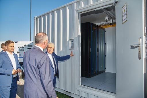 Vorschau Bild von Der Innenminister besichtigte vor Ort auch einen
Rechenzentrums-Container.