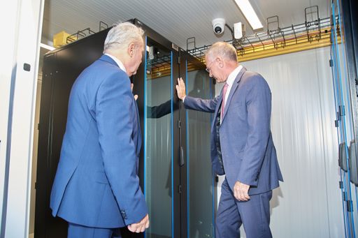 Vorschau Bild von Der Innenminister Gerhard Karner besichtigte auch einen
Rechenzentrums Container von EPS.