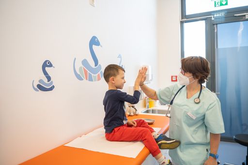 Die Fachärztinnen Regina Rath-Wacenovsky (am Bild)
sowie Saskia Wolf-Abdolvahab und ihr multidisziplinäres Team bilden
eines der ersten Kindermedizinischen Zentren Wiens.