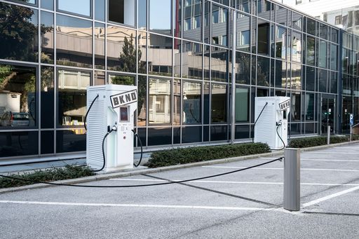  Die zwei öffentlich zugänglichen 360kW Charger am
Gelände der WKÖ