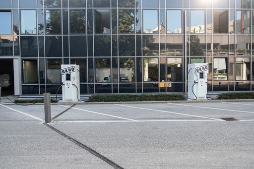 Vorschau Bild von Die zwei öffentlich zugänglichen 360kW Charger am
Gelände der WKÖ