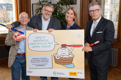 v.l.n.r.: Dennis Beck (Geschäftsführer Wiener
Gesundheitsförderung – WiG), Peter Hacker (Stadtrat für Soziales,
Gesundheit und Sport), Dr.in Bettina Schreder (Präsidentin der
Landeszahnärztekammer für Wien), Ing. Martin Heimhilcher
(Vorsitzender des Landesstellenausschusses der Österreichischen
Gesundheitskasse in Wien) bei der Präsentation der
„Tipptopp“-Kampagne zur Mundgesundheit bei Kindern.