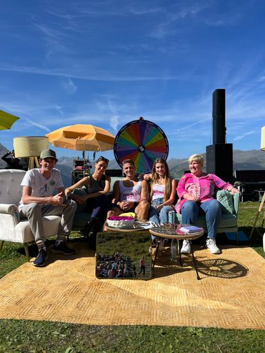  : Gelungenes We Are One School Opening mit Plastic
Free Boy Arlian, Barbara Nessler, Chris Krömer, Anna Strigl und
Carmen Goglin (Lach Oma)
