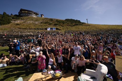 Vorschau Bild von We Are One Feeling bei den 1000 Schüler:innen im
größten Freiluftzimmer Österreichs