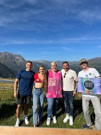 Vorschau Bild von we are ONE School Opening mit Chris Krömer, Anna
Strigl, Carmen Goglin (Lach Oma), Daniel Stock, Plastic free boy