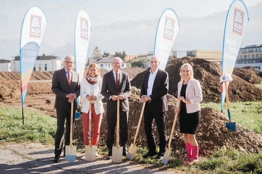 Bürgermeister Harald Preuner, Bürgermeister-Stellvertreterin
Barbara Unterkofler, Landeshauptmann Wilfried Haslauer, Roland
Steinwender, Managing Director ALDI SÜD KG, Janette Hajek, Manager
ALDI SÜD KG (v.l.).
