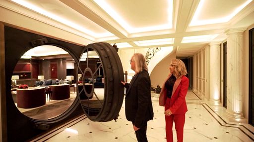 Carmen und Robert sind auf einer luxuriösen Weltreise, auf der
sie exklusive Villen und Yachten erkunden. Im berühmten Chateau in
Cannes stoßen sie auf eine mysteriöse Tresortür, die Carmen
fasziniert. / Die Verwendung dieses Bildes für redaktionelle Zwecke
ist unter Beachtung aller mitgeteilten Nutzungsbedingungen zulässig
und dann auch honorarfrei. Veröffentlichung ausschließlich mit
Bildrechte-Hinweis.