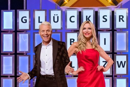 Guido Cantz und Sonya Kraus präsentieren die neuen Folgen von
Glücksrad / Collage: Foto Sonya Kraus: © RTLZWEI / Foto: Bernd
Michael Maurer / Foto Guido Cantz: © Porz Entertainment/Patrick
Liste / Die Verwendung dieses Bildes für redaktionelle Zwecke ist
unter Beachtung aller mitgeteilten Nutzungsbedingungen zulässig und
dann auch honorarfrei. Veröffentlichung ausschließlich mit
Bildrechte-Hinweis.