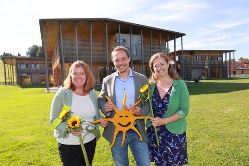  Pressegespräch 10 Jahre Sonneninsel Seekirchen bei
Salzburg.Im Bild von links: Martina Weber (Therapeutische und
klinische Leitung, Psychologin), Thomas Janik (Geschäftsführer) und
Elisabeth Uttenthaler (Psychologin). Foto: Franz Neumayr 28.9.2023