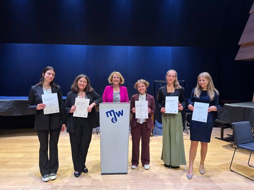 Rektorin Ulrike Sych mit den fünf Preisträgerinnen:
v.l.n.r.: Paula Schardax, Celina Zier, Rektorin Ulrike Sych, Sophia
Elisa Aitzetmüller, Athina Tschurtschenthaler, Katharina Felzmann