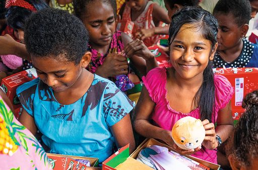 &quot;Weihnachten im Schuhkarton&quot; ist Teil einer globalen
Aktion - hier freut sich ein Mädchen aus Fidschi über ihr Geschenk.
/ Die Verwendung dieses Bildes für redaktionelle Zwecke ist unter
Beachtung aller mitgeteilten Nutzungsbedingungen zulässig und dann
auch honorarfrei. Veröffentlichung ausschließlich mit
Bildrechte-Hinweis.