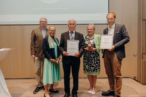 Vorschau Bild von Oliver Lehmann (Verband für gemeinnütziges Stiften)
übergibt die Auszeichnung „Stifter*innen des Jahres 23: Gelungene
Kooperationen" an Susanne Müller-Taborsky (alpha+ Stiftung), Herr
und Frau Bauer (Weiss-Wissenschaftsstiftung) und Christof Gattringer
(FWF).