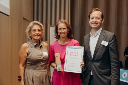 Vorschau Bild von Katharina Turnauer (Verband für gemeinnütziges
Stiften) und Jakob Calice (Innovationsstiftung Bildung) zeichnen
Therese Niss (MINTality Stiftung) mit dem Award "Stifter*in des
Jahres" 2023 aus.