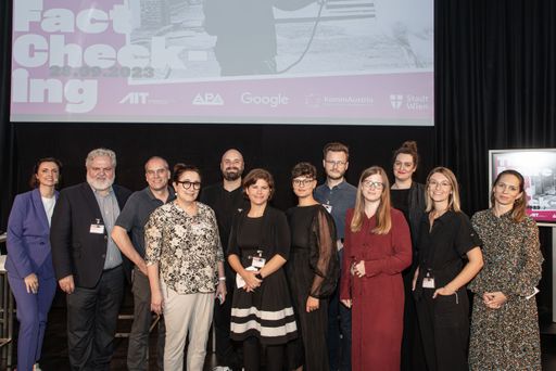 https://www.apa-fotoservice.at/galerie/33025 BILD zu OTS - Beim
Event „The Future of Fact Checking“ erörterten Expertinnen und
Experten aktuelle Entwicklungen und brennende Fragen zum Thema
Faktencheck. Im Bild v.l.n.r.: Moderatorin Susanne Schnabl (ORF),
Johannes Bruckenberger (APA), Stefan Voss (dpa-Faktencheck), Susanne
Lackner (KommAustria), Florian Schmidt (APA-Faktencheck), Ingrid
Brodnig (Autorin und Journalistin), Anastasia Lopez (Lie Detectors),
Jakob Winter (profil/Faktencheck faktiv), Eva Wackenreuther
(AFP-Faktencheck), Lea Frühwirth (CeMAS Center für Monitoring,
Analyse und Strategie), Ines Holzmüller (bait.faktencheck) und
Isabelle Sonnenfeld (Google-News Lab Deutschland).