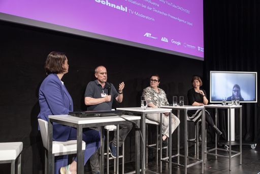 Vorschau Bild von Stefan Voss (dpa-Faktencheck), Susanne Lackner (KommAustria), Ingrid Brodnig
(Autorin und Journalistin) und Sabine Frank (YouTube DACH/CEE;
digital zugeschaltet) diskutierten unter der Moderation von Susanne
Schnabl (ORF) die Frage “Wer schützt uns vor Fake News?”.