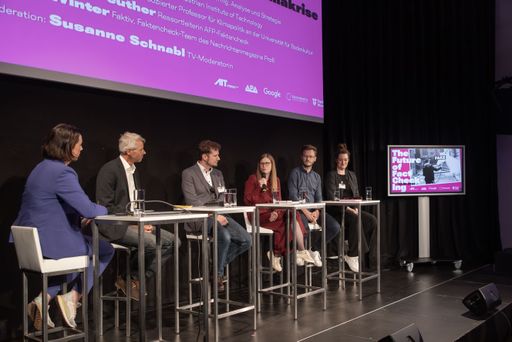 Vorschau Bild von "Corona, Ukraine-Krieg, Klimakrise” als Kontext für
eine Zeit der Fake-News-Hochkonjunktur diskutierten Reinhard Steurer
(Professor für Klimapolitik/Univ. BOKU Wien), Alexander Schindler
(AIT – Austrian Institute of Technology), Eva Wackenreuther
(AFP-Faktencheck), Jakob Winter (Faktencheck faktiv/Profil) und Lea
Frühwirth (CeMAS Center für Monitoring, Analyse und Strategie) unter
der Moderation von Susanne Schnabl (ORF).