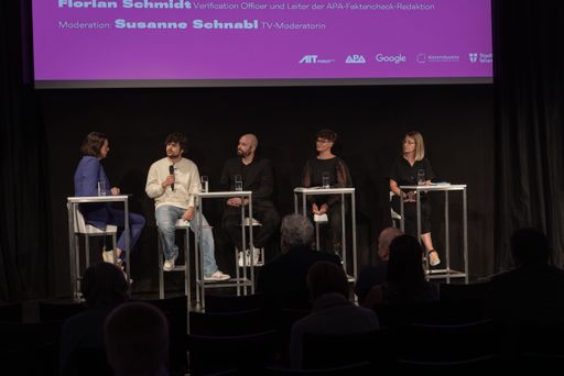 Vorschau Bild von Besonders praxisnah zeigte sich Panel 3: Idan Hanin
(ORF), Florian Schmidt (APA-Faktencheck), Anastasia Lopez (Lie
Detectors) und Ines Holzmüller (bait.faktencheck) berichteten unter
dem Motto “Frag eine FaktencheckerIn!” aus ihrem beruflichen Alltag.