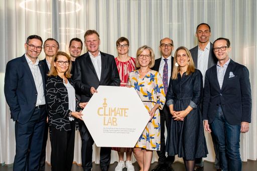 Klimaschutzministerin Leonore Gewessler mit den
Konzernchefs der Climate Lab Partner im Climate Lab