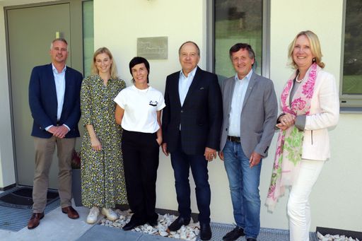  Das Haus Wietersdorf” im SOS-Kinderdorf Ponfeld
wurde von Bertram Ziegenfuß (Wietersdorfer Gruppe), Martina Pipp und
Silke Burghardt (Pädagogische Leiterinnen SOS-Kinderdorf); Stephan
Kern (Wietersdorfer Gruppe), Gerald Stöckl (SOS-Kinderdorf-Leiter
Kärnten) und Christina Fromme-Knoch (Wietersdorfer Gruppe) eröffnet