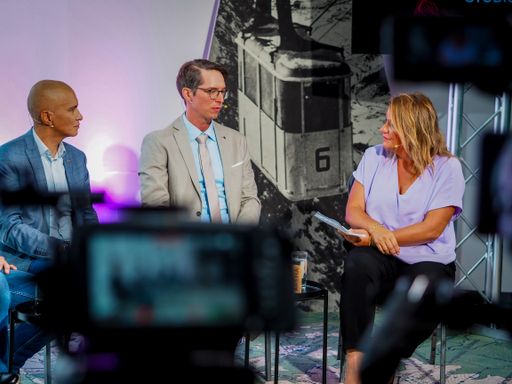 Patricio Hetfleisch (Marketingleiter Tirol Werbung,
l.) und Philip Krammer (CEO Terawind) im Öko-Talk mit Moderatorin
Verena Schneider.