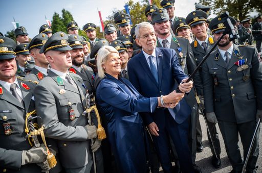 Bundespräsident Alexander van der Bellen und
Verteidigungsministerin Klaudia mit den jungen Leutnanten beim
Erinnerungsselfie